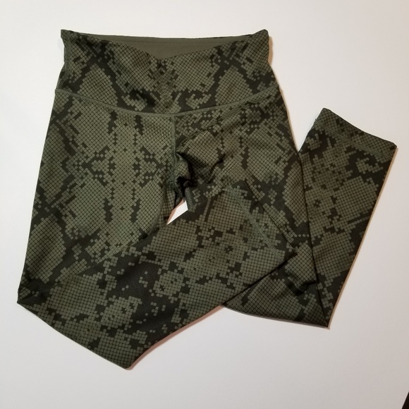 lululemon athletica Pants - Lululemon Wunder Under Crop Hi-Rise pants